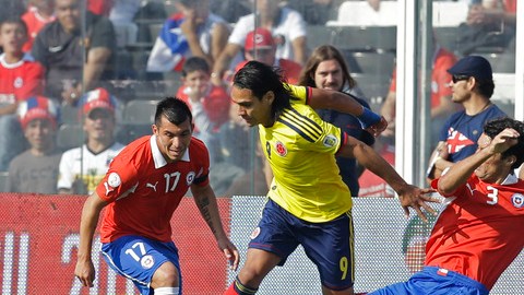 Gary Medel (17) y Marcos González (3) no pueden parar a Radamel Falcao en  un trámite del partido de ayer.