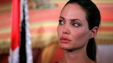 La estadounidense Angelina Jolie visitaba el campo de refugiados sirios Al-Zaatri en Mafraq, Jordania, ayer.
