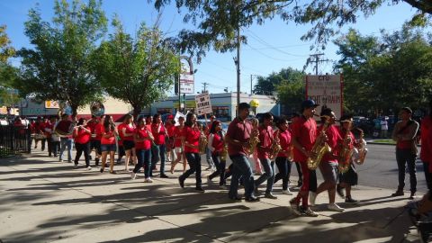 Maestros, estudiantes y padres de familia a las afueras de la secundaria Kelly, esta mañana. En la foto, la banda de dicha secundaria.
