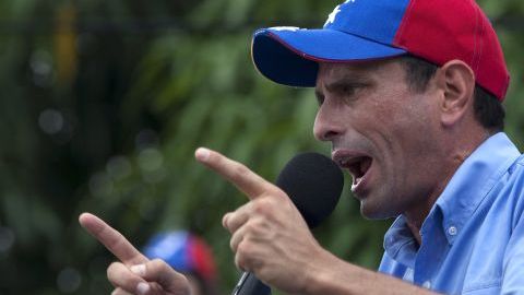 Oficialistas y opositores se enfrentaron a las afueras del aeropuerto Bartolomé Salom de Puerto Cabello, estado Carabobo (centro) horas antes de que Capriles llegara a la ciudad para un acto de campaña.