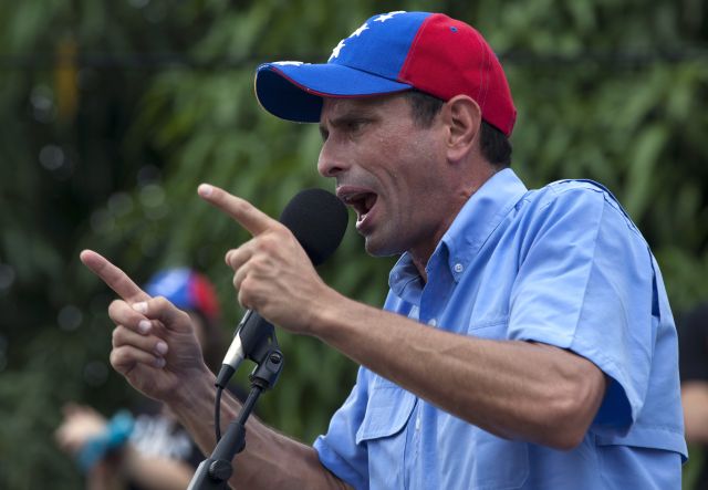 Oficialistas y opositores se enfrentaron a las afueras del aeropuerto Bartolomé Salom de Puerto Cabello, estado Carabobo (centro) horas antes de que Capriles llegara a la ciudad para un acto de campaña.