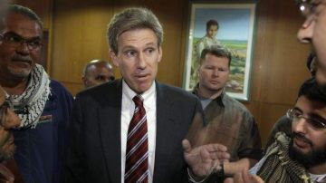 El embajador Chris Stevens, utilizando corbata, murió por asfixia.