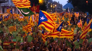 Una gran multitud de personas desplegaba la bandera catalana en la protesta de ayer en Barcelona, España.