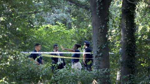 Agentes de la Policía recorrieron el lugar buscando evidencias que les permitan dar con el supuesto violador.