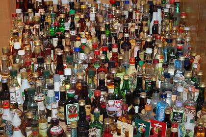 En el hogar de una de las personas arrestadas, las autoridades hallaron 500 botellitas de licor.