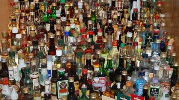 En el hogar de una de las personas arrestadas, las autoridades hallaron 500 botellitas de licor.