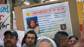 Defensores de inmigrantes usan una imagen de la gobernadora de Nuevo México, Susana Martínez, en una imitación de una licencia de conducir.