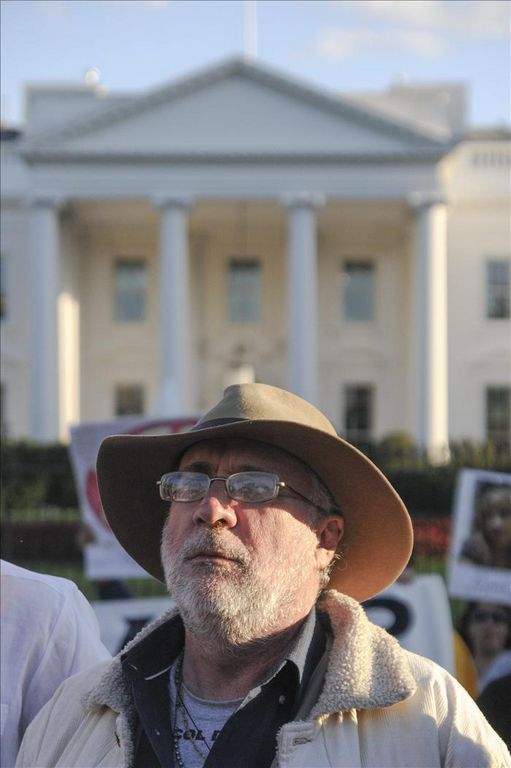 El poeta mexicano Javier Sicilia e integrantes de la Caravana por la Paz realizan una parada el pasado lunes frente a la Casa Blanca.