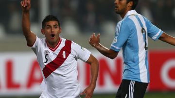 Zambrano de Perú celebra su gol ante la incredulidad de los astros argentinos Messi e Higuaín.