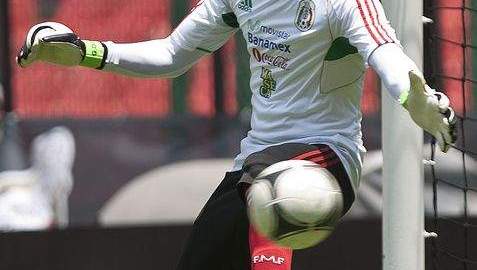 Ochoa y Corona se disputan la titularidad con el Tri.