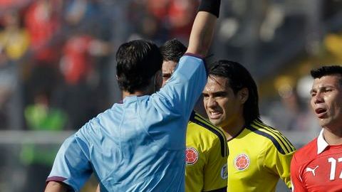 Momento del Chile - Colombia en que el árbitro expulsa a Gary Medel.