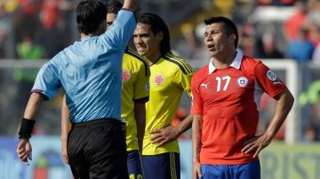 Momento del Chile - Colombia en que el árbitro expulsa a Gary Medel.