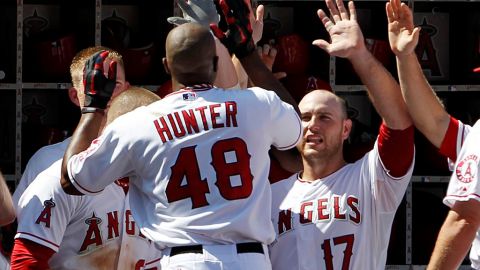 Torii Hunter de los Angelinos es felicitado por su vuelacercas ante Oakland.