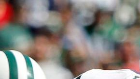 Mark Sánchez es felicitado por sus compañeros Jets por su actuación frente a los Bills.