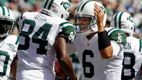 Mark Sánchez es felicitado por sus compañeros Jets por su actuación frente a los Bills.