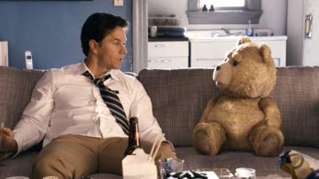 Mark Wahlberg y el muñeco Ted en una escena de la comedia 'Ted'.