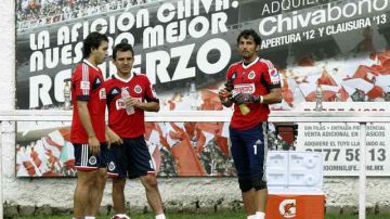 Omar Arellano (izq.), Luis Pérez y Luis Michel, toman un descanso en el entrenamiento de ayer en que Chivas estrenó indumentaria.