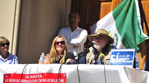 Javier Sicilia en rueda de prensa en las escalinatas de la Iglesia Luterana Reformista.