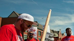 Maestros huelguistas se reúnen para impregnar con música el tenso ambiente del paro en  las escuelas públicas.