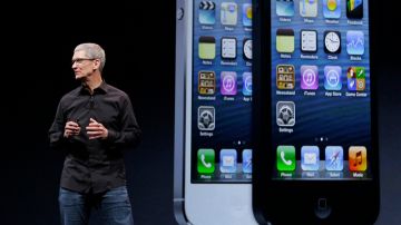 El director ejecutivo de Apple, Tim Cook habla frente a la imagen del nuevo  iPhone 5 durante el evento de Apple, en San Francisco.