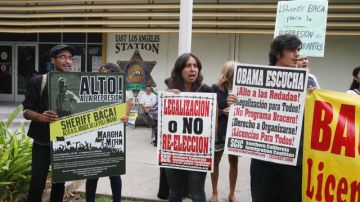 Una docena de activistas se apostaron frente a la oficina  del Sheriff en  Los Ángeles.