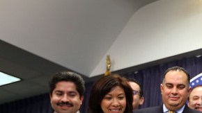 El Gobernador Jerry  Brown  rodeado por varios políticos estatales y empresarios en el edificio  Ronald Reagan de Los Ángeles, firmó la nueva ley de pensiones.