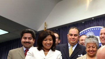 El Gobernador Jerry  Brown  rodeado por varios políticos estatales y empresarios en el edificio  Ronald Reagan de Los Ángeles, firmó la nueva ley de pensiones.