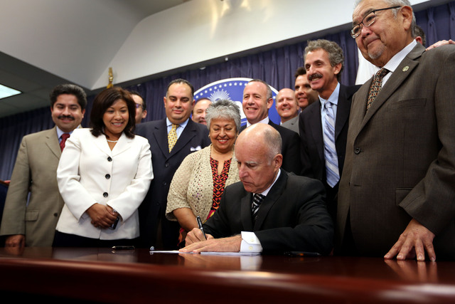 El Gobernador Jerry  Brown  rodeado por varios políticos estatales y empresarios en el edificio  Ronald Reagan de Los Ángeles, firmó la nueva ley de pensiones.