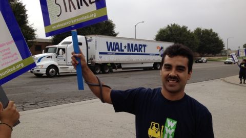 Limber Herrera, junto con una treintena de compañeros de trabajo en  NFI Industry, se declaró ayer  en huelga.