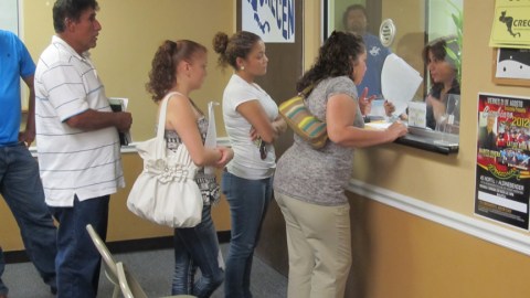 Inmigrantes reciben asesoría en las oficinas de la organización cívica CRECEN.