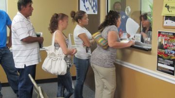 Inmigrantes reciben asesoría en las oficinas de la organización cívica CRECEN.