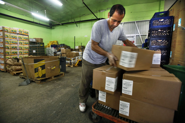 Máximo León es voluntario en el Banco de Comida, por lo que   tiene derecho a un carrito  lleno de alimentos gratis.