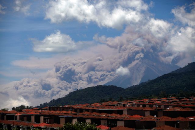 Nubes de cenizas expulsadas por el Volcán de Fuego, vistas desde Palin, al sur de la Ciudad de Guatemala.
