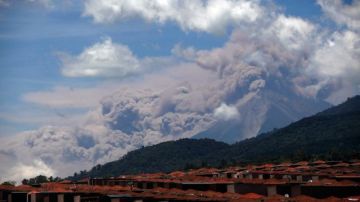 Nubes de cenizas expulsadas por el Volcán de Fuego, vistas desde Palin, al sur de la Ciudad de Guatemala.