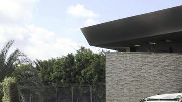 Vista de los restos  de un vehículo en el edificio del consulado de EEUU en Bengasi, Libia, donde murió el Embajador.