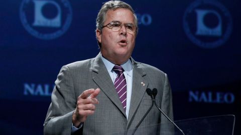 El exgobernador de Florida Jeb Bush se dirige a miembros de NALEO en un evento llevado a cabo el 21 de junio de 2012 en Orlando.