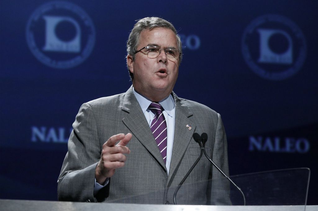 El exgobernador de Florida Jeb Bush se dirige a miembros de NALEO en un evento llevado a cabo el 21 de junio de 2012 en Orlando.