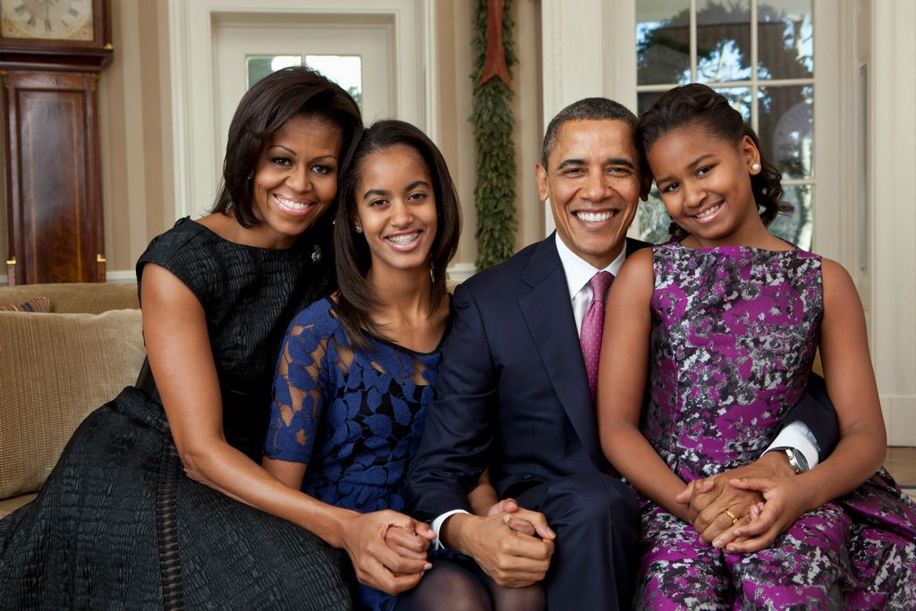 El presidente Barack Obama en una foto suministrada por la Casa Blanca posa junto con su esposa Michelle y sus hijas Malia y Sasha.