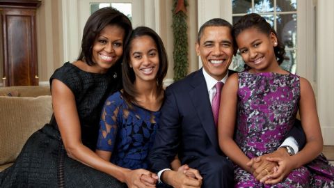 El presidente Barack Obama en una foto suministrada por la Casa Blanca posa junto con su esposa Michelle y sus hijas Malia y Sasha.