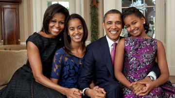 El presidente Barack Obama en una foto suministrada por la Casa Blanca posa junto con su esposa Michelle y sus hijas Malia y Sasha.