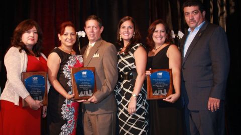 Carmen Nieves de G&C Ambientpetrol V;  David y Michelle Ramírez,  propietarios de DRC Electrical Contractors LLC;  Rosalina Stober de HBIF; y Ana Rodríguez y su esposo, Dáxel López, empresarios de Sundax Florida, celebran  la premiación.