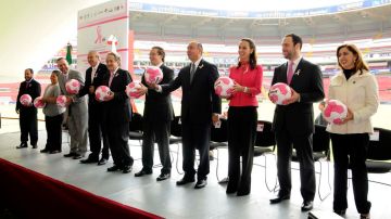 Decio de María, en su calidad de presidente de la Liga Mx, estuvo en la presentación del balón rosa.