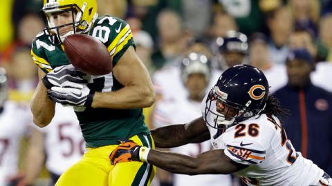 Jordy Nelson (izq.), de Green Bay, pierde el balón  por la embestida de Tim Jennings, de Osos, en el primer período del juego de anoche.