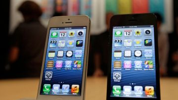 El iPhone 5 se exhibe en una tienda en San Francisco, CA. Se esperan ventas millonarias del nuevo juguete de Apple.