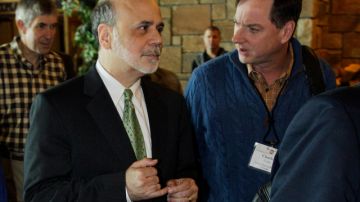 El presidente del Banco de la Reserva Federal, Ben Bernanke (izq.), dialoga con Charles Evans, su homónimo de la sucursal de  Chicago.