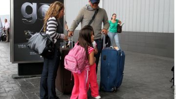 Suazo a su llegada  a Monterrey  con su familia.