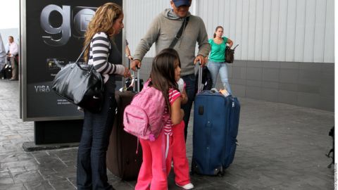 Suazo a su llegada a Monterrey con su familia.
