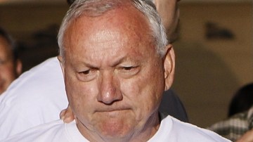 El alguacil Joe Arpaio (d), en rueda de prensa con Russell Pearce, destituido de su cargo como senador de Arizona en noviembre pasado.