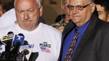 El alguacil Joe Arpaio (d), en rueda de prensa con Russell Pearce, destituido de su cargo como senador de Arizona en noviembre pasado.