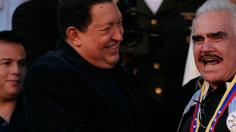 Hugo Chávez y Vicente Fernández en la ceremonia de homenaje al cantante mexicano.
